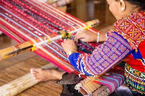  Handwoven Heritage: A Celebration of Colombian Textiles Through Time! - Embroidered Threads of Cultural History and Vibrant Artistic Expression